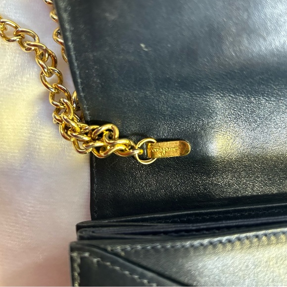 Vintage Salvatore FERRAGAMO navy blue leather crossbody clutch gold chain strap. - Picture 15 of 16
